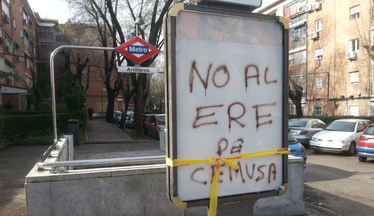 Protesta contra los despidos en una marquesina en Moratalaz