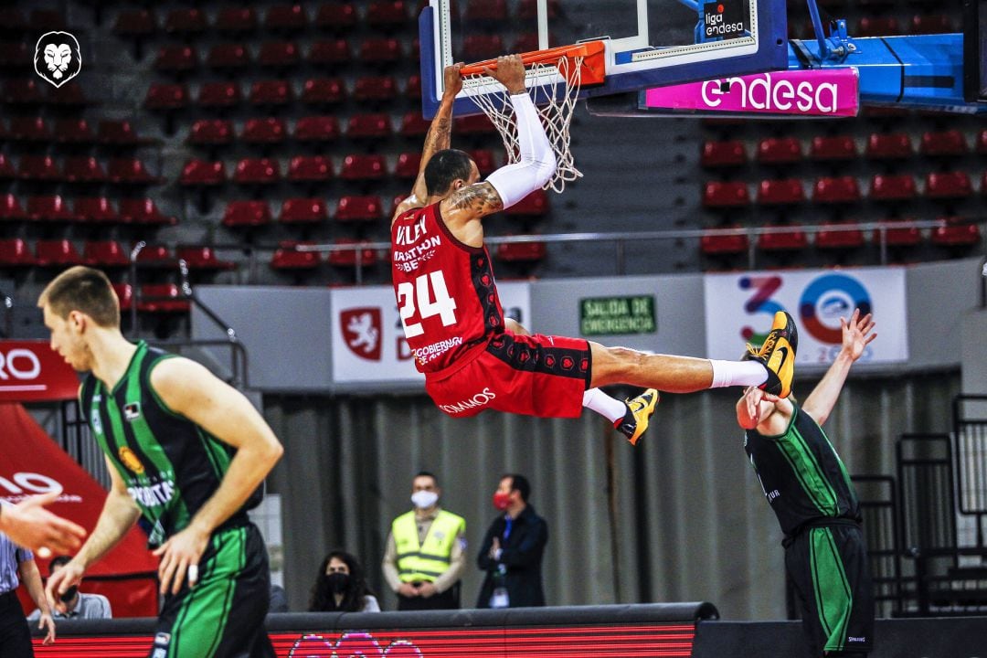 Willey realiza un mate en el último partido contra Joventut