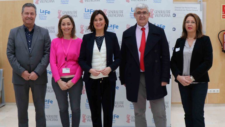 La consellera de Sanidad, Carmen Montón, visita a los asistentes a los primeros exámenes de la Oferta Pública de Empleo