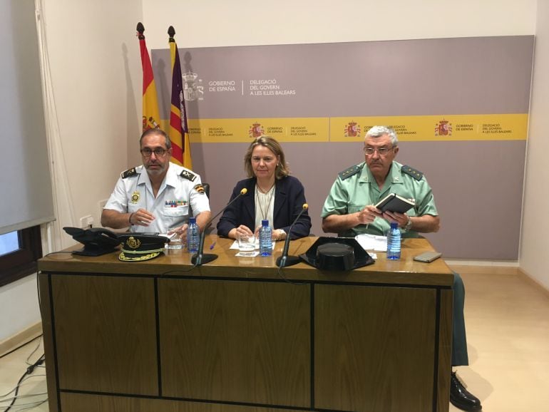 Salom junto a los responsables de Guardia Civil y Policía en las islas