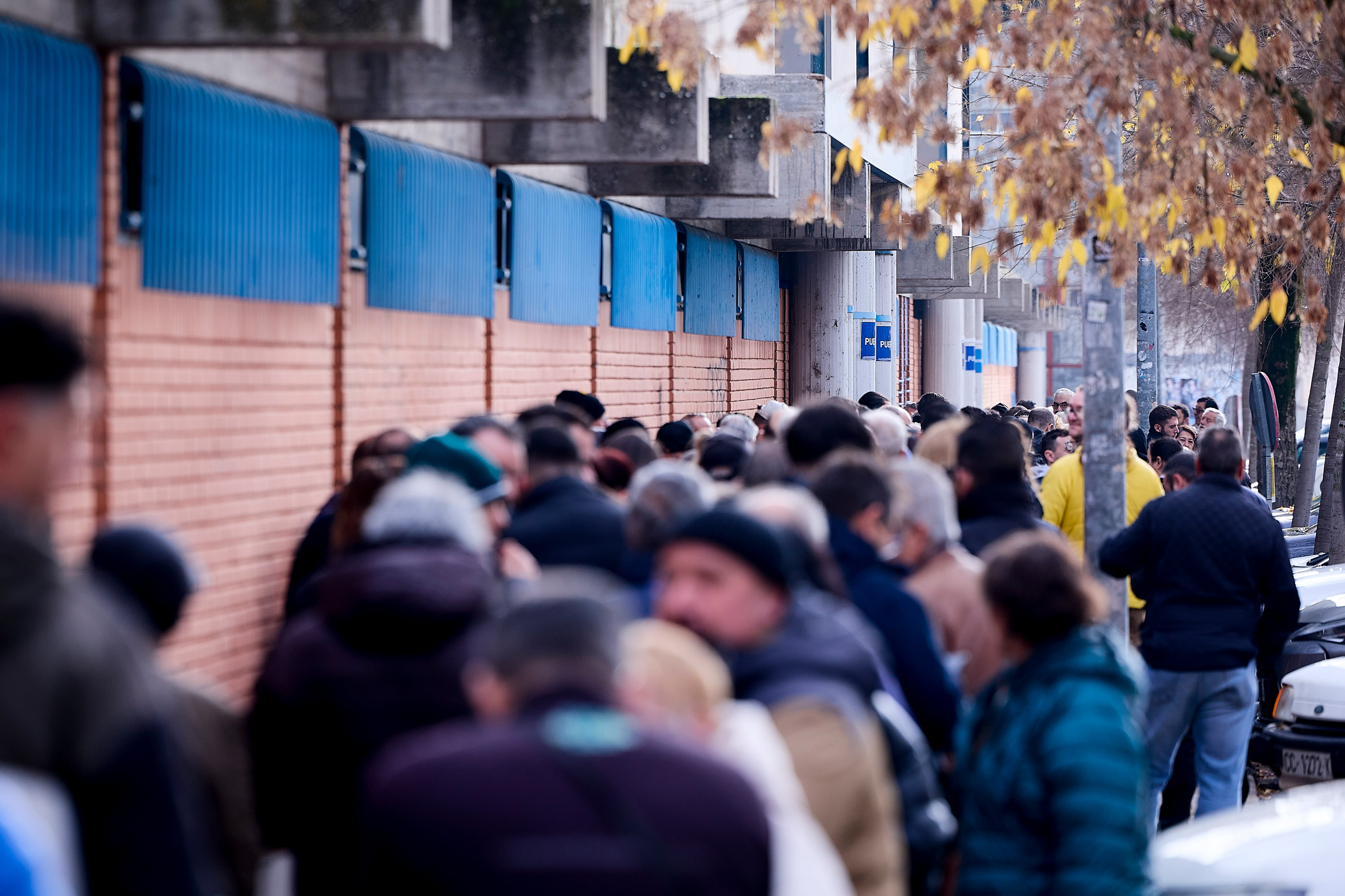 TALAVERA DE LA REINA (TOLEDO), 11/12/2025.- Los abonados guardan cola durante más de tres horas este jueves para hacerse con una entrada para el CF Talavera-Real Madrid de Copa del Rey. EFE/Manu Reino