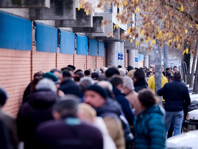 TALAVERA DE LA REINA (TOLEDO), 11/12/2025.- Los abonados guardan cola durante más de tres horas este jueves para hacerse con una entrada para el CF Talavera-Real Madrid de Copa del Rey. EFE/Manu Reino