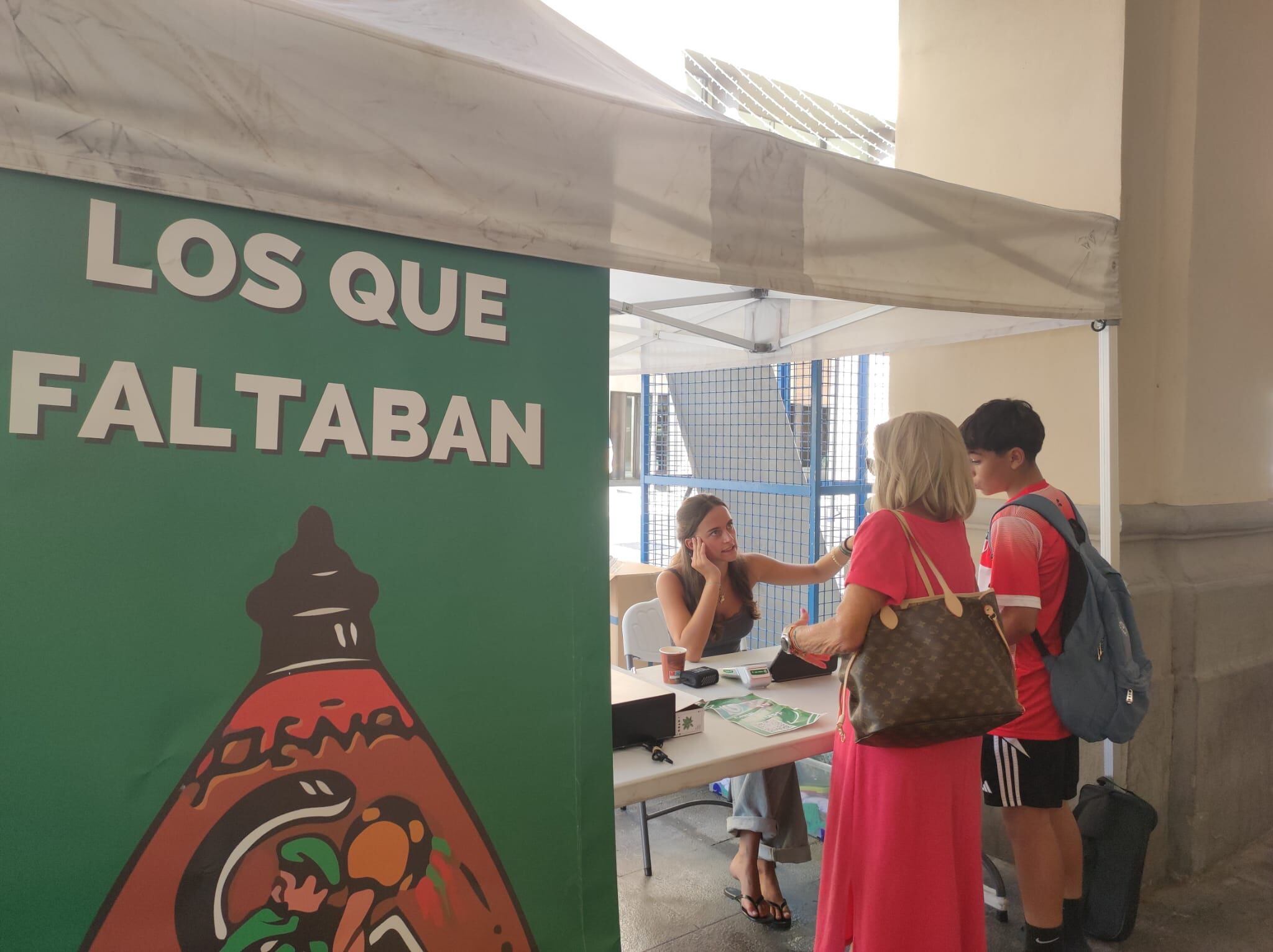 Captación de socios de la peña Los que faltaban. Fiestas de San Lorenzo, Huesca.