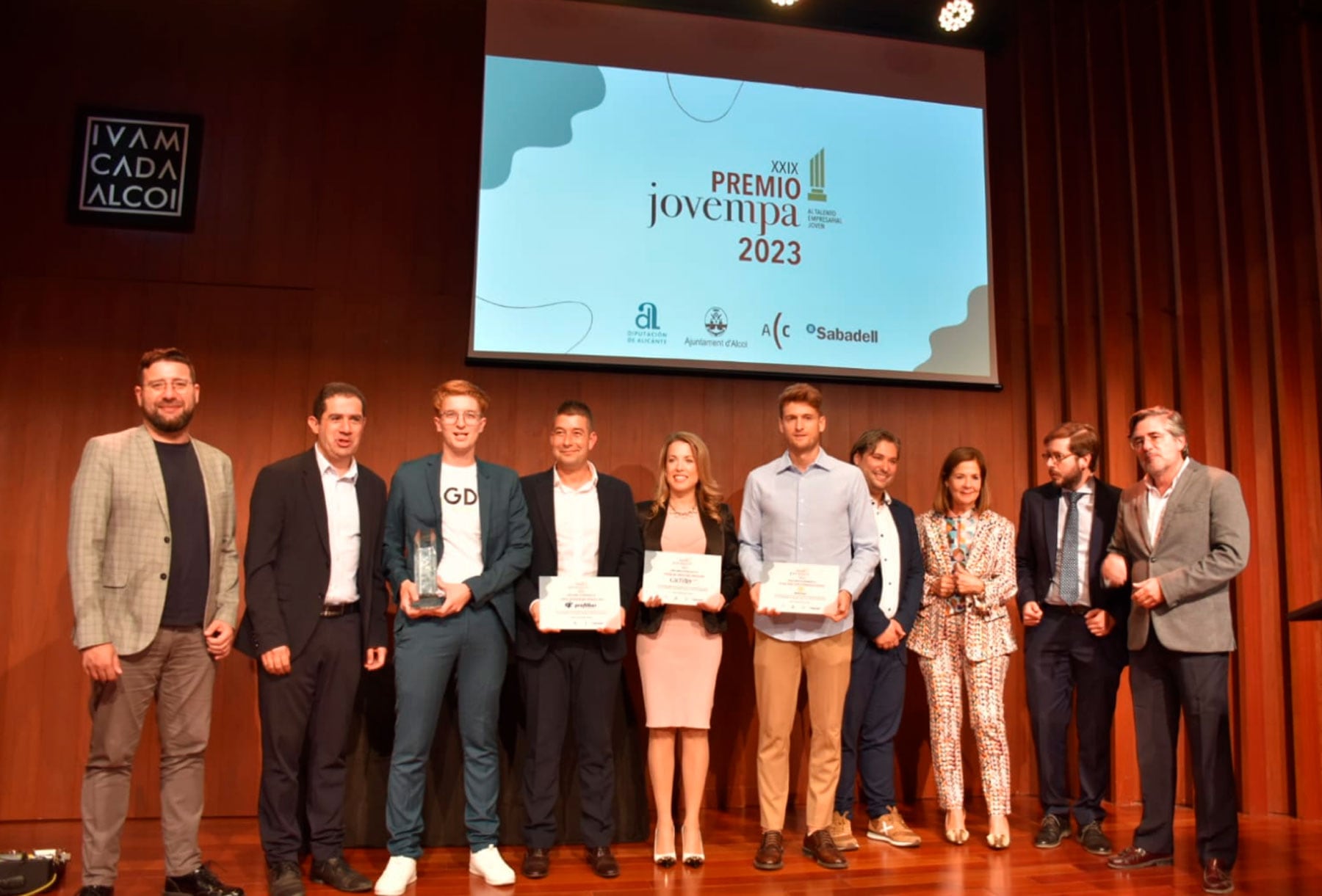 Autoridades, ganador y los tres finalistas en el escenario al acabar el acto