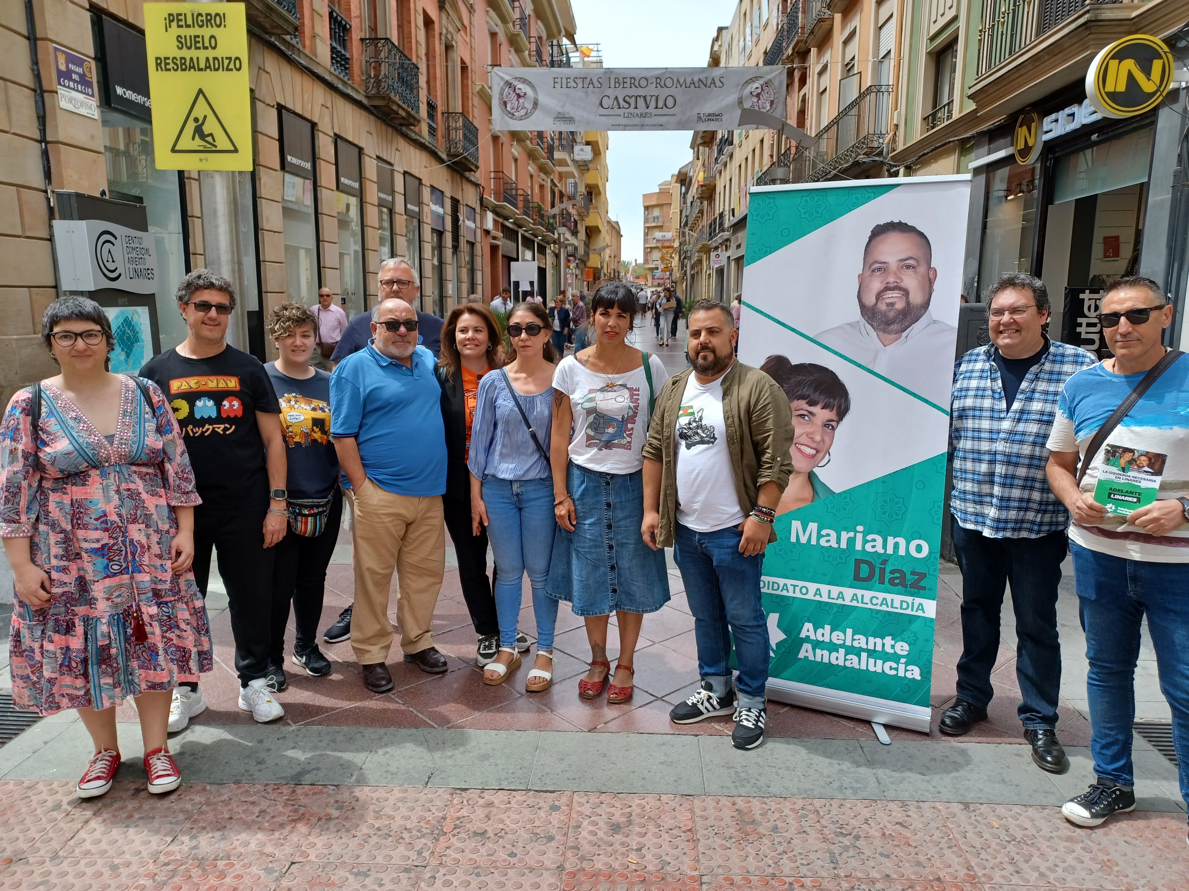 Teresa Rodríguez posa con simpatizantes y candidatos de la lista de Adelante Andalucía a la alcaldía de Linares.