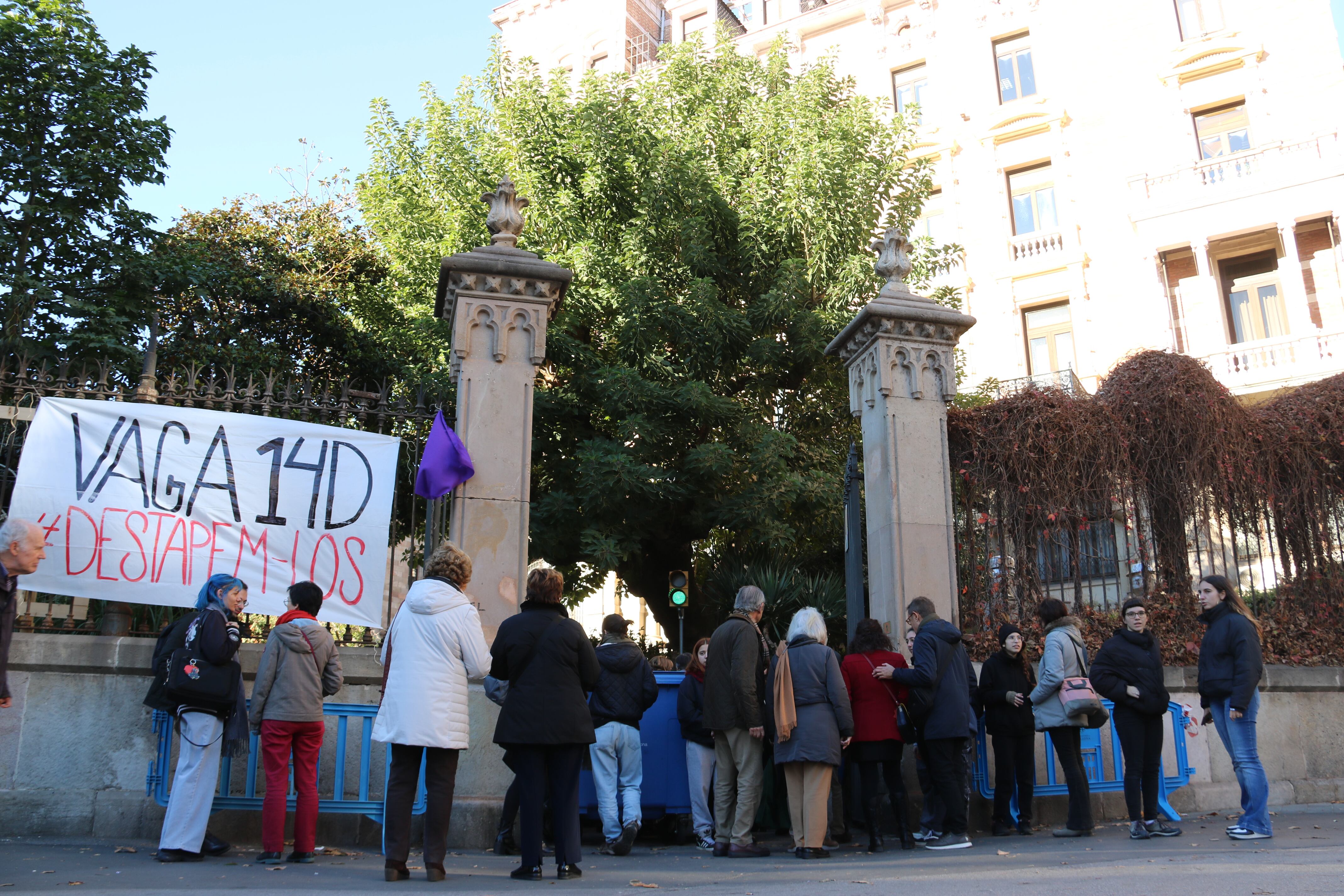 Un grup de persones bloquegen l&#039;accés a la UB de la plaça Universitat, amb motiu de la vaga contra l&#039;assetjament a les aules.