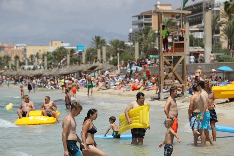 Turistas en una playa de Palma de Mallorca