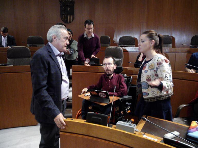 Maru Diaz en las Cortes junto a Pablo Echenique y Javier Sada