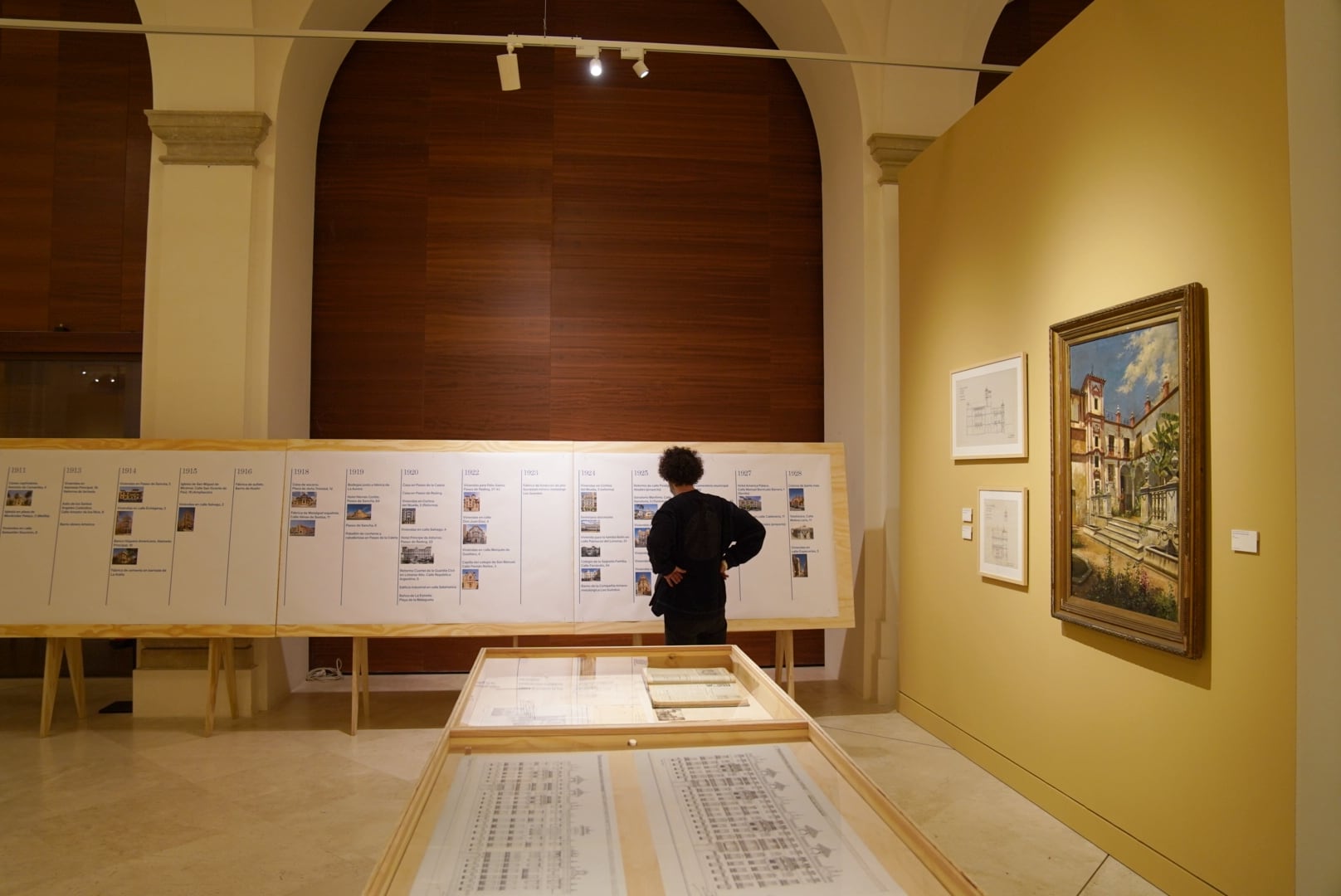 Se ha reunido un amplio conjunto documental y gráfico de sus proyectos, junto con pinturas, grabados, piezas arqueológicas, documentos históricos y objetos personales que ayudan a entender las múltiples facetas de un creador fundamental en la historia urbana y cultural de Málaga. Así, la muestra aborda la transformación de la ciudad entre los siglos XIX y XX, el panorama cultural y arquitectónico de la época, la figura de Fernando Guerrero Strachan como académico y alcalde, y sus obras más destacadas.