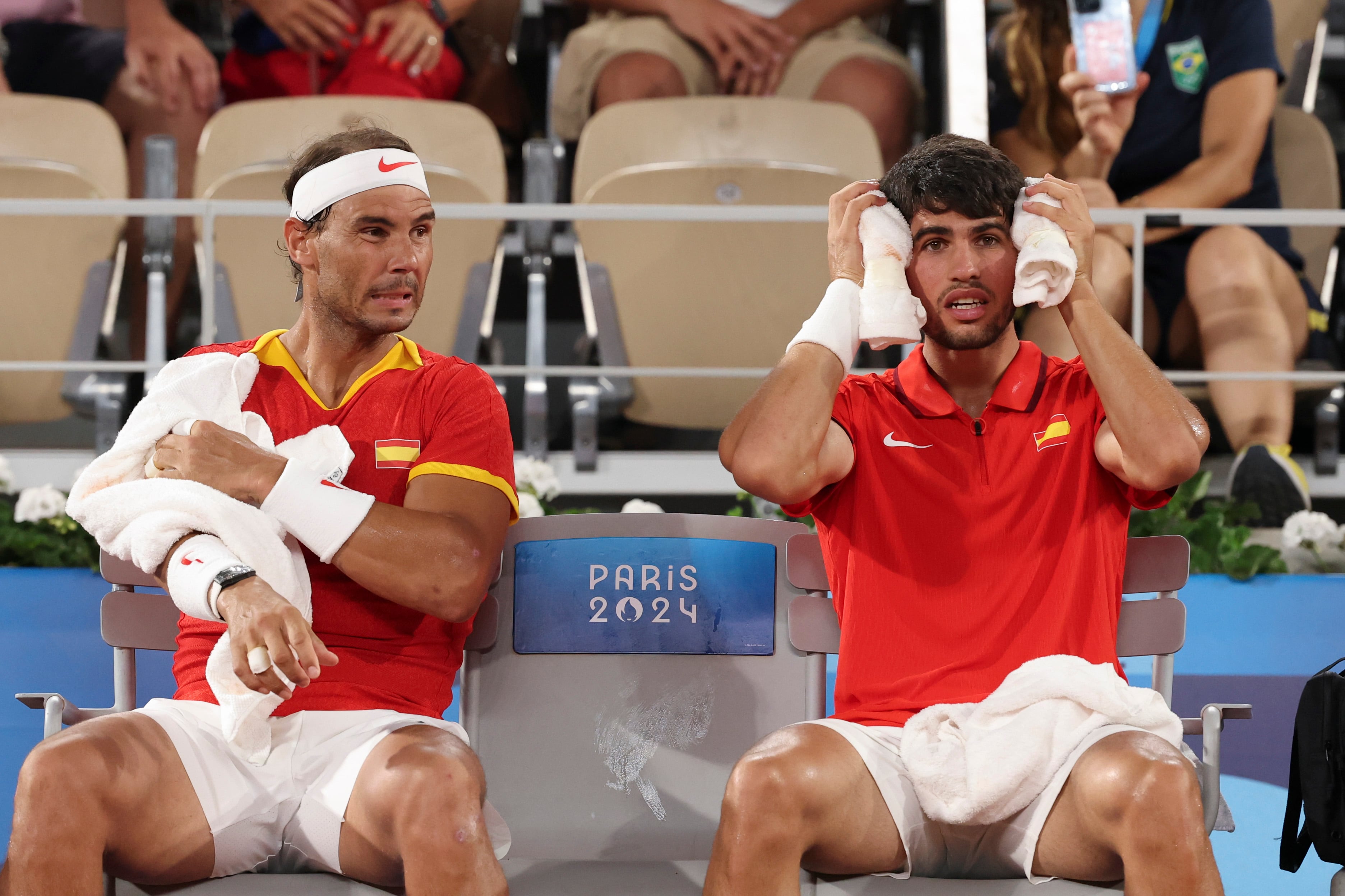 PARÍS, 31/07/2024.- Los tenistas españoles Rafa Nadal (i) y Carlos Alcaraz ante los estadounidenses Austin Krajicek y Rajee Ram en los cuartos de final de dobles masculinos de tenis de los Juegos Olímpicos de París 2024, en el complejo de tenis Roland Garros de París. EFE/ Juanjo Martín
