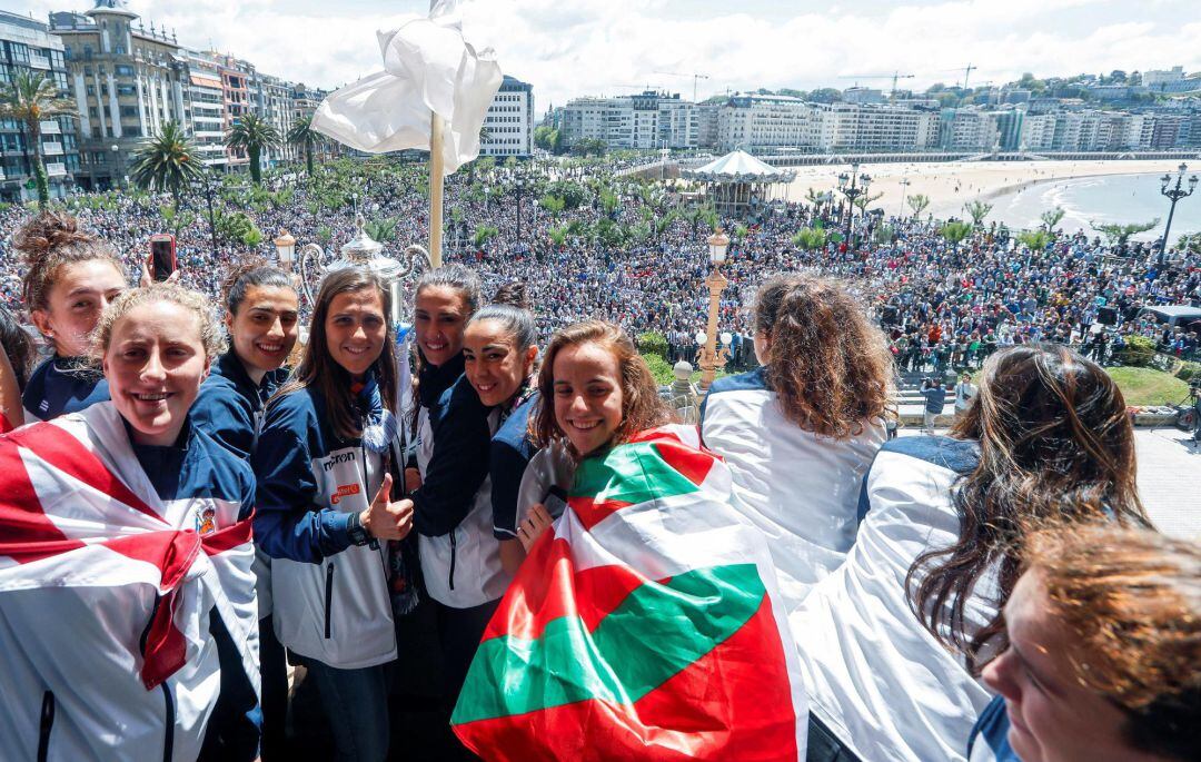 Las jugadoras de la Real Sociedad saludan desde el balcón del Ayuntamiento a todos los aficionados