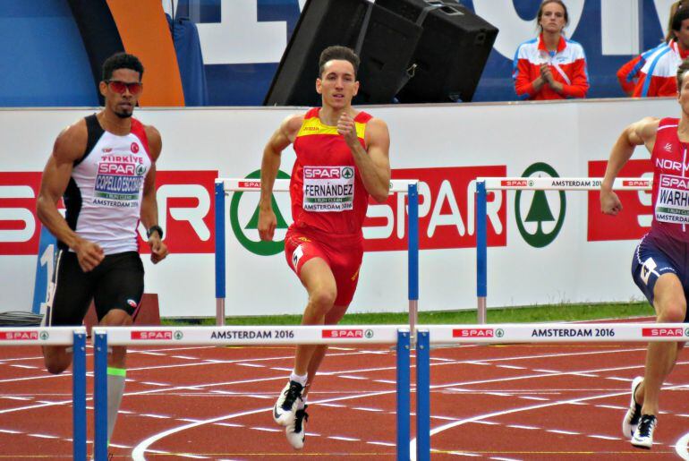 Sergio Fernández en la última recta de la final