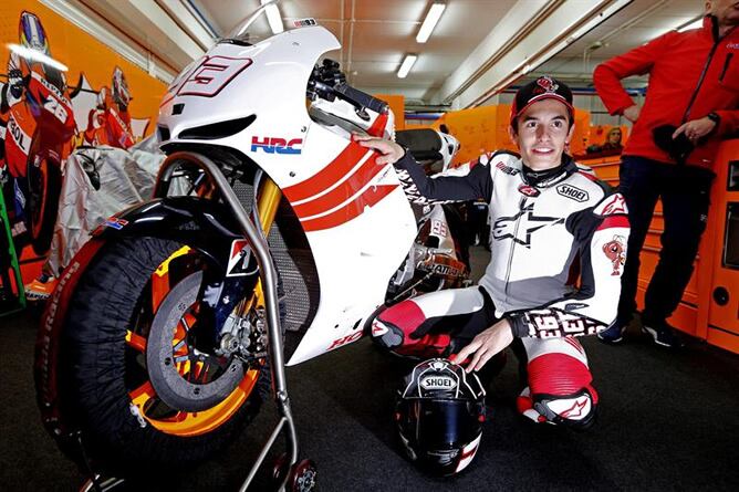 El piloto español Marc Márquez posa para los fotógrafos en el box del Circuito Ricardo Tormo de Cheste donde este martes no ha podido probar su moto para la próxima temporada de Moto GP debido a la lluvia.