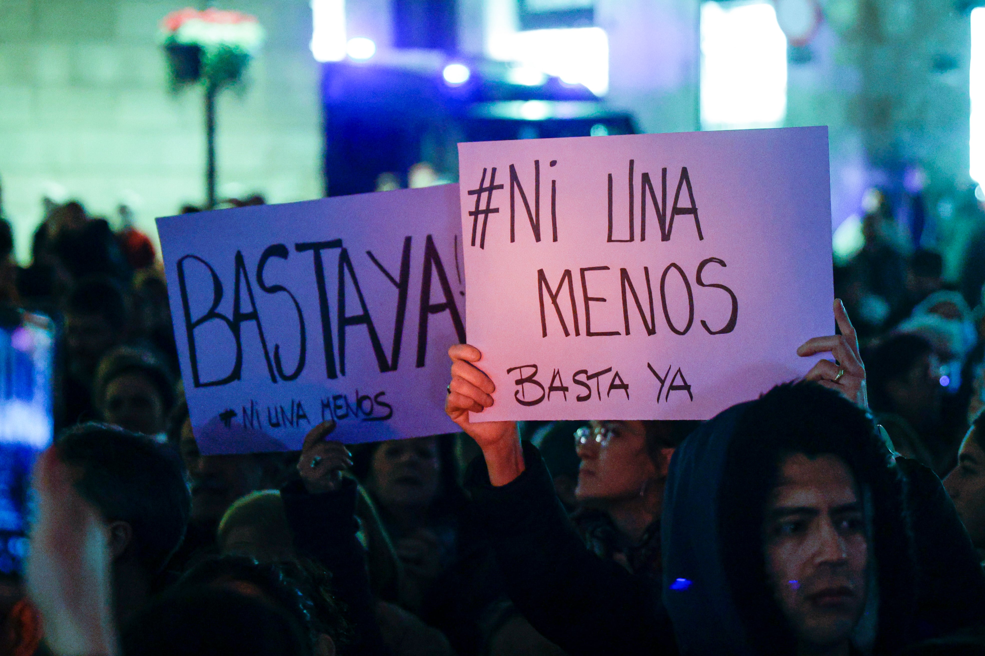 Concentración convocada por organizaciones feministas en la plaza de Sant Jaume, en Barcelona, para exigir el fin de los asesinatos machistas, que han dejado el diciembre más negro de las últimas dos décadas.