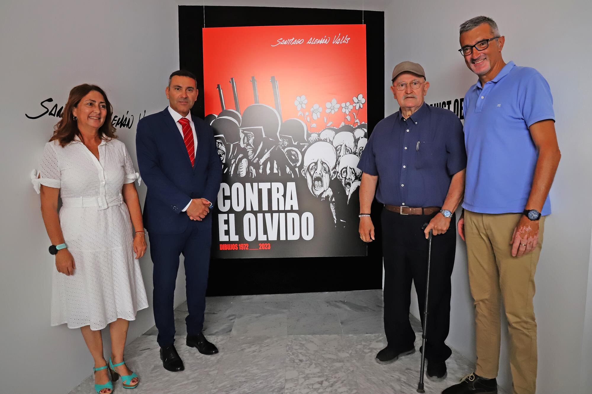 Santiago Alemán, con autoridades insulares, ante el cartel de la exposición.