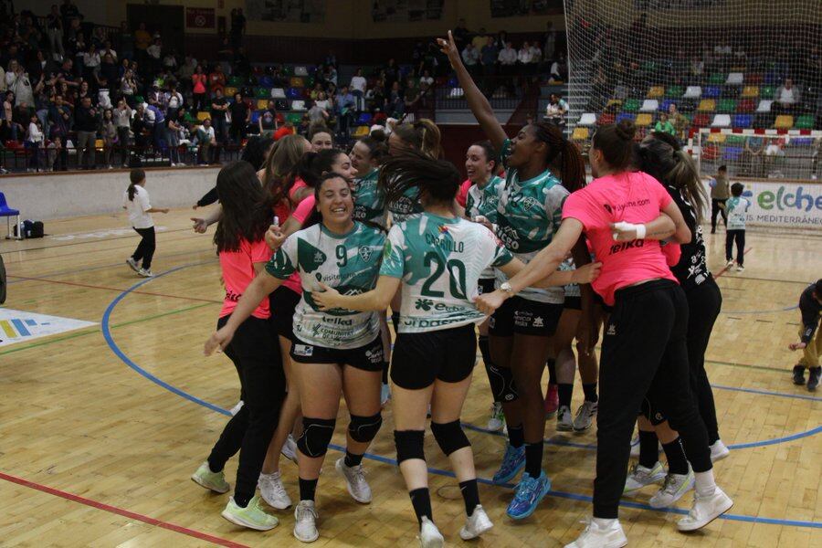 Las jugadoras del Elche Atticgo celebran su primer puesto en la Liga regular