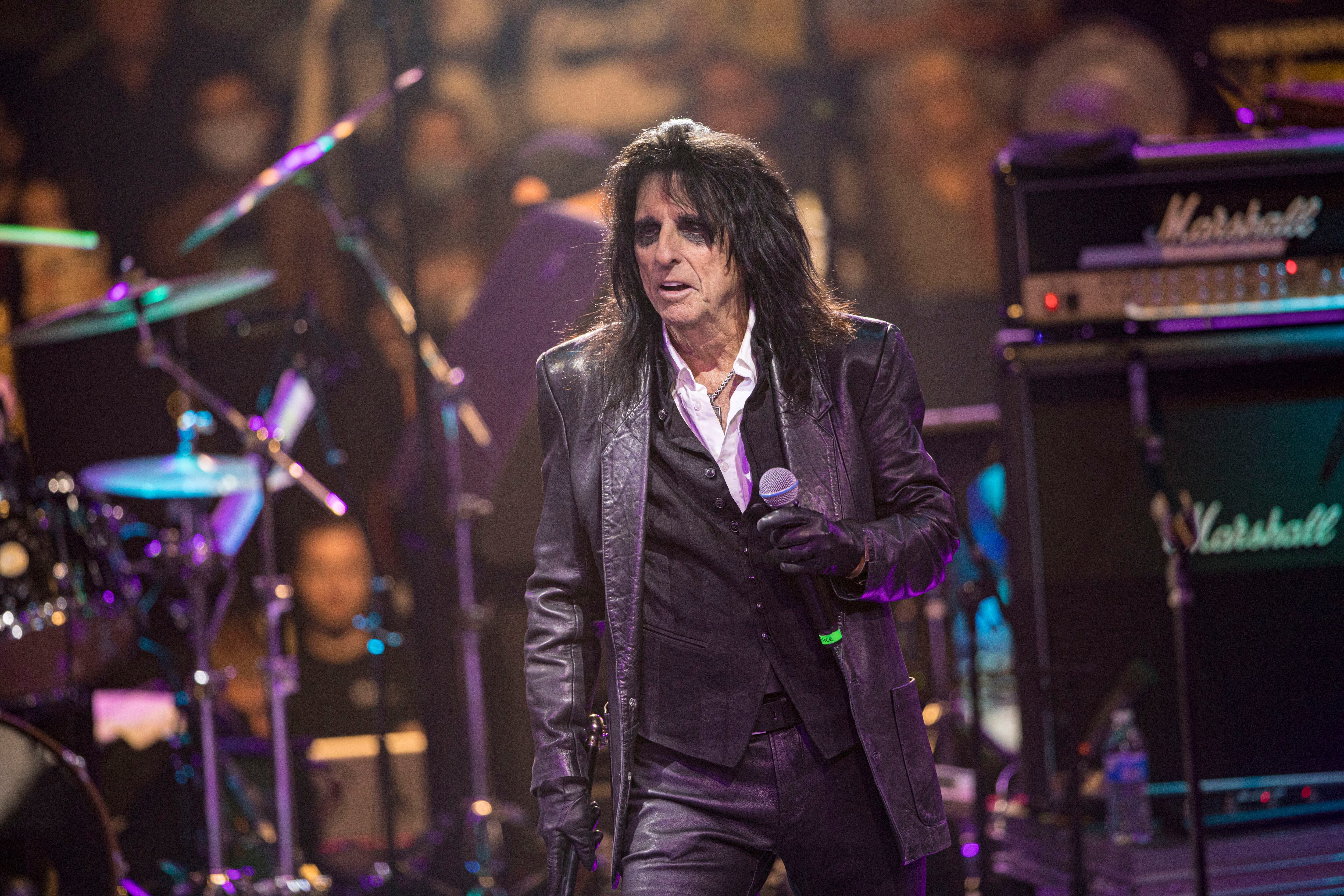 Alice Cooper durante un actuación en diciembre de 2021 en Phoenix, Arizona