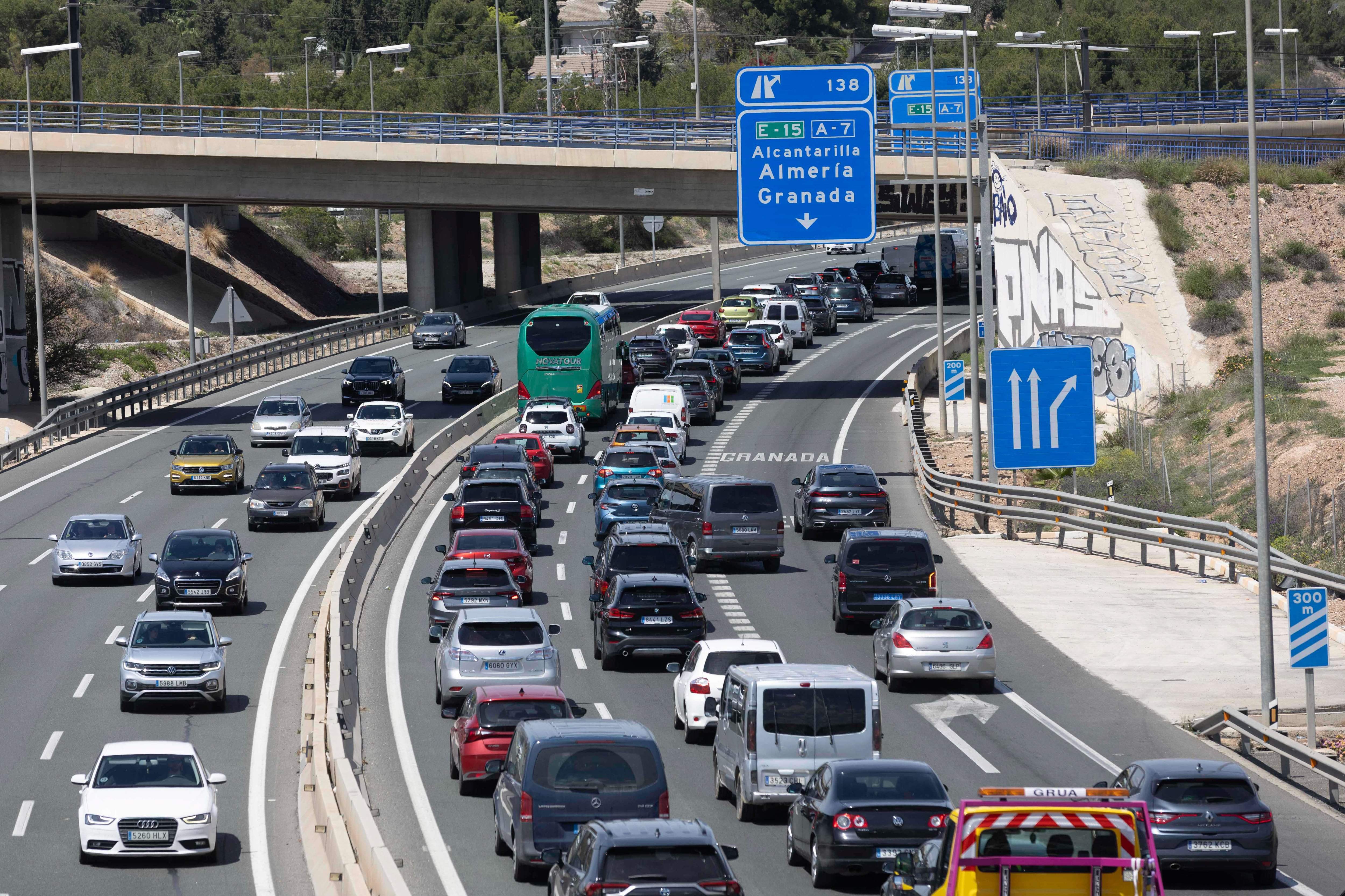MURCIA, 212/04/2025.- Fotografía de las retenciones de tráfico ocasionadas por la vuelta de las vacaciones de Semana Santa este lunes, en el enlace de las autovías A-30 y A-7 a la altura de la ciudad de Murcia. EFE/ Marcial Guillén

