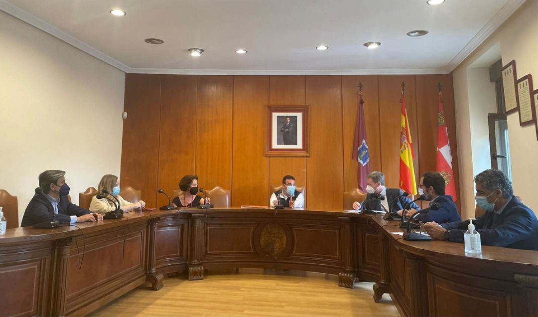 Un instante de la reunión de los populares en el Ayuntamiento de Peñafiel.