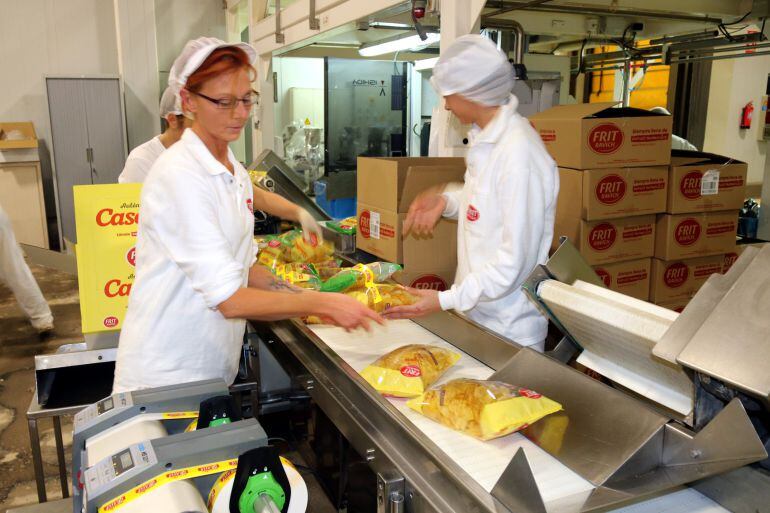 Treballadores envasant patates casolanes en una fàbrica