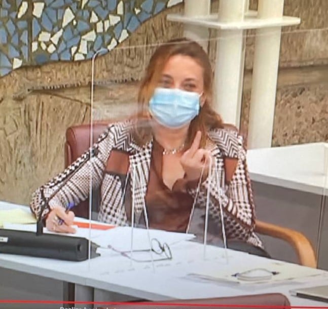 Momento en el que la diputada del PSOE hace una peineta a una diputada del PP