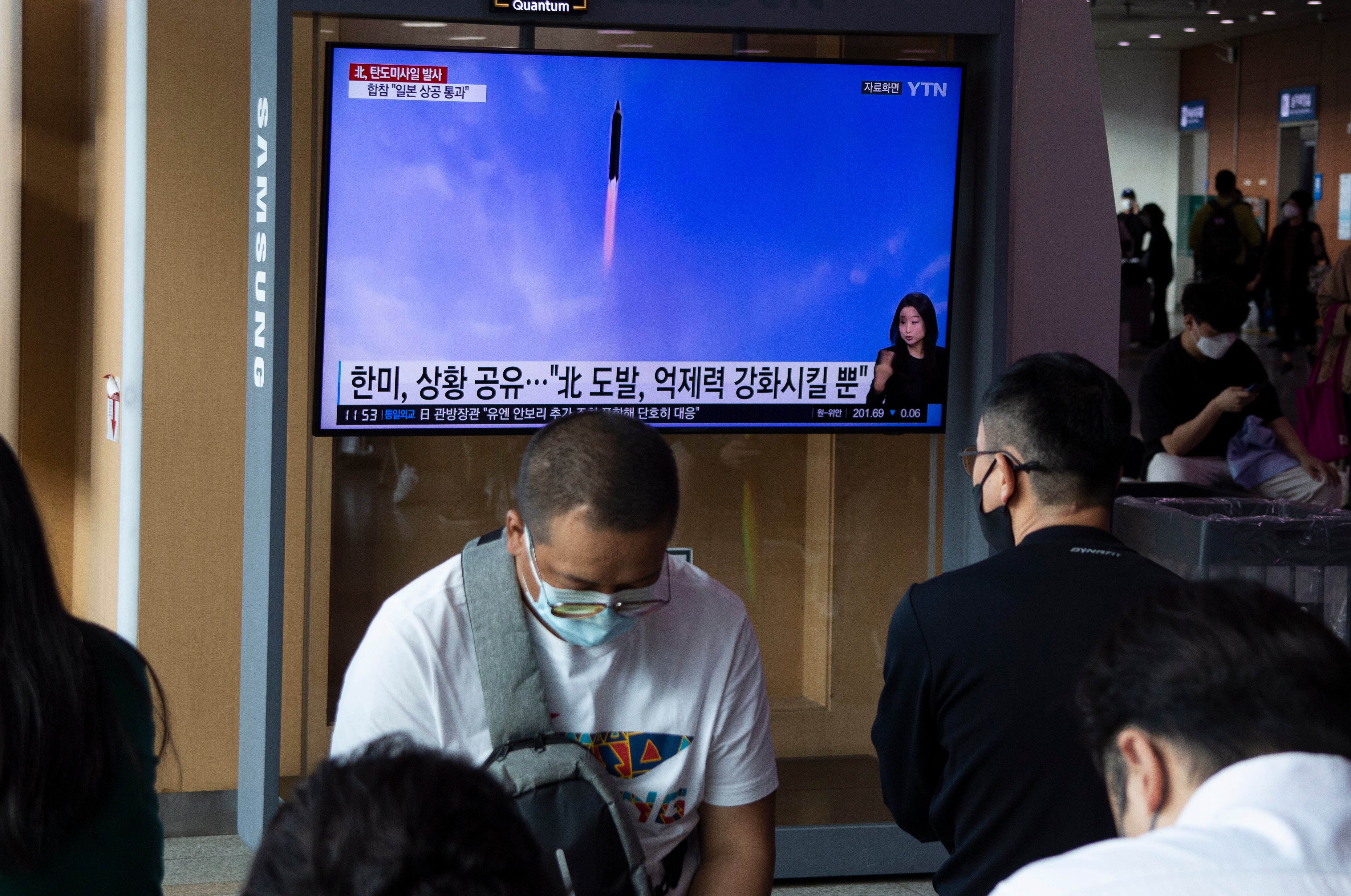 Ciudadanos observan en Seúl las últimas noticias sobre el lanzamiento por Corea del Norte de un misil balístico que sobrevoló territorio japonés para acabar cayendo en el Pacífico.