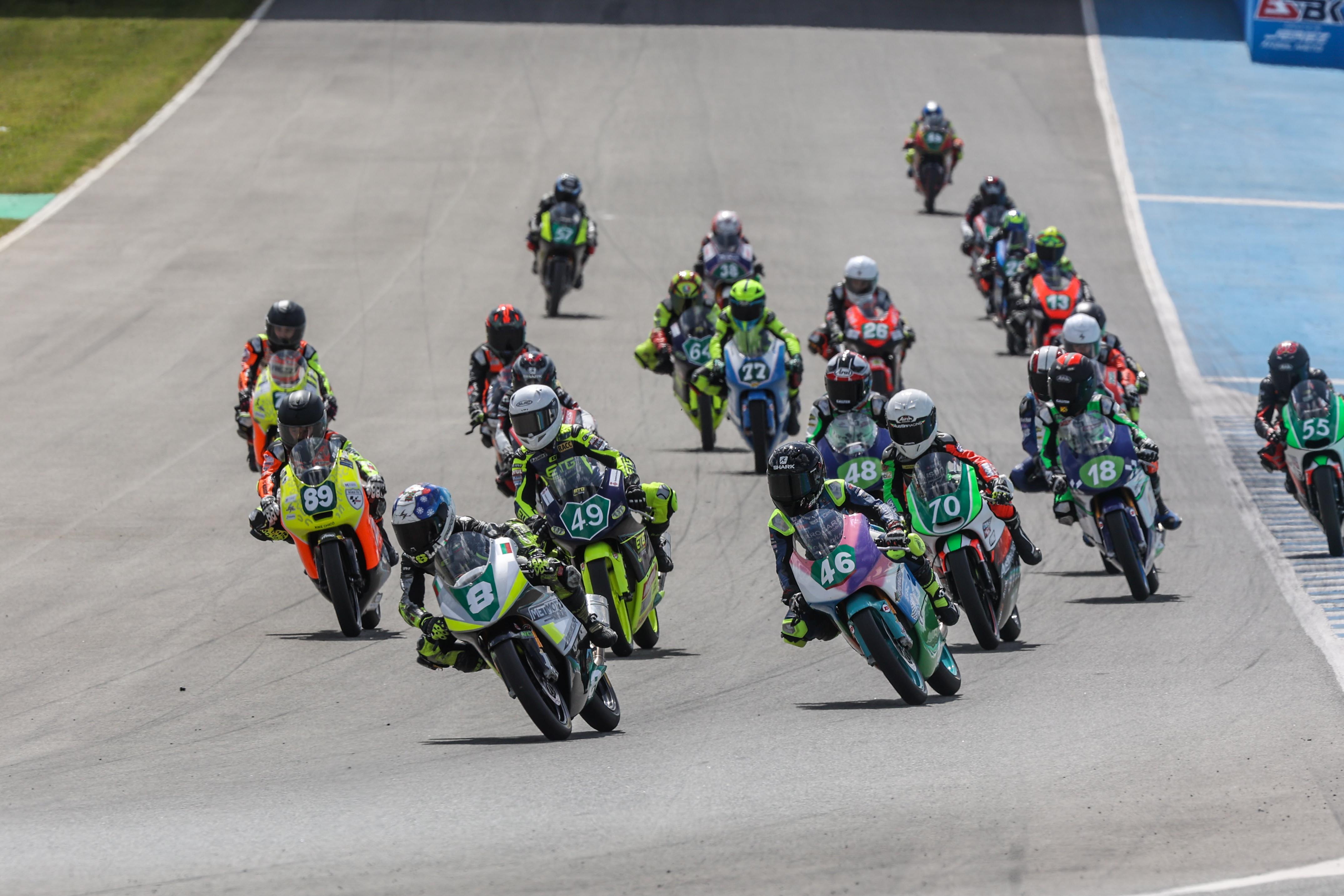 Salida de la carrera de Moto 4 en el Circuito de Jerezn