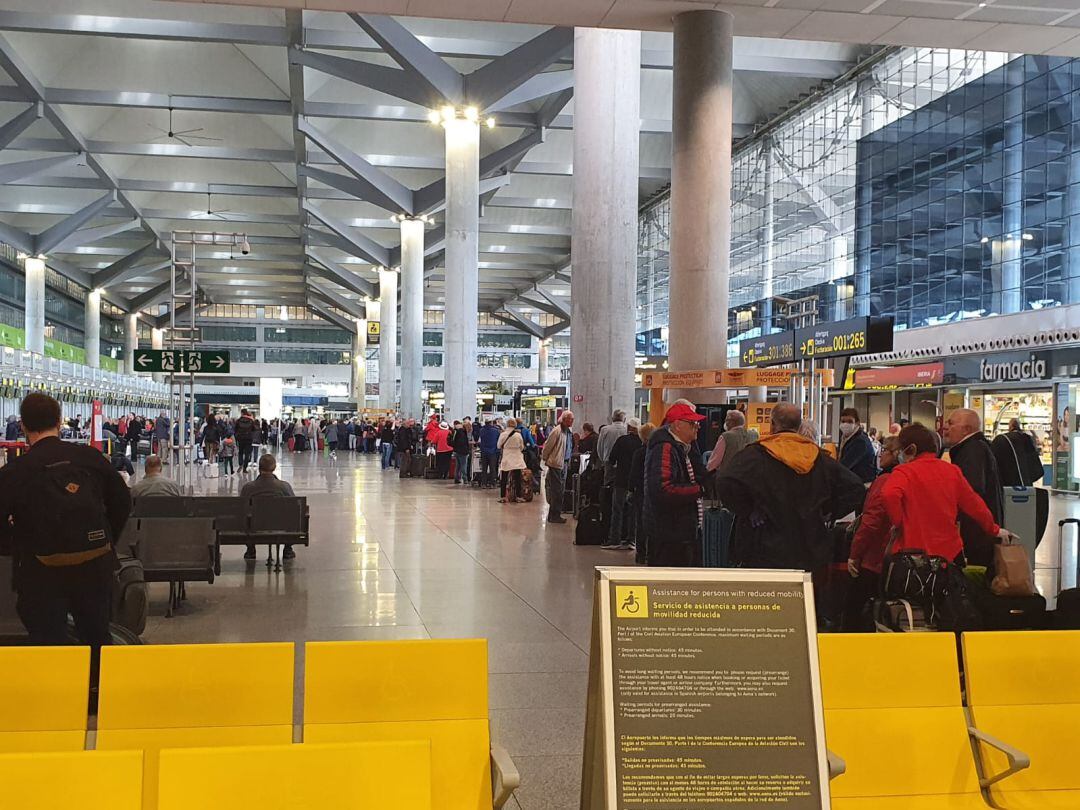 Colas este domingo para embarcar en el Aeropuerto de Málaga-Costa del Sol