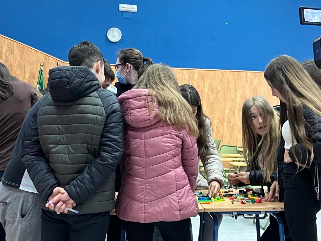 Grupo de los alumnos y alumnas en uno de los talleres