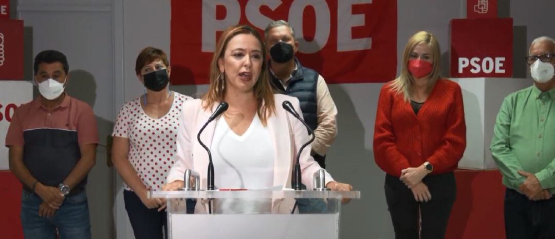 La secretaria general del PSOE en Lanzarote y presidenta del Cabildo, María Dolores Corujo, acompañada por los concejales socialistas de Arrecife.