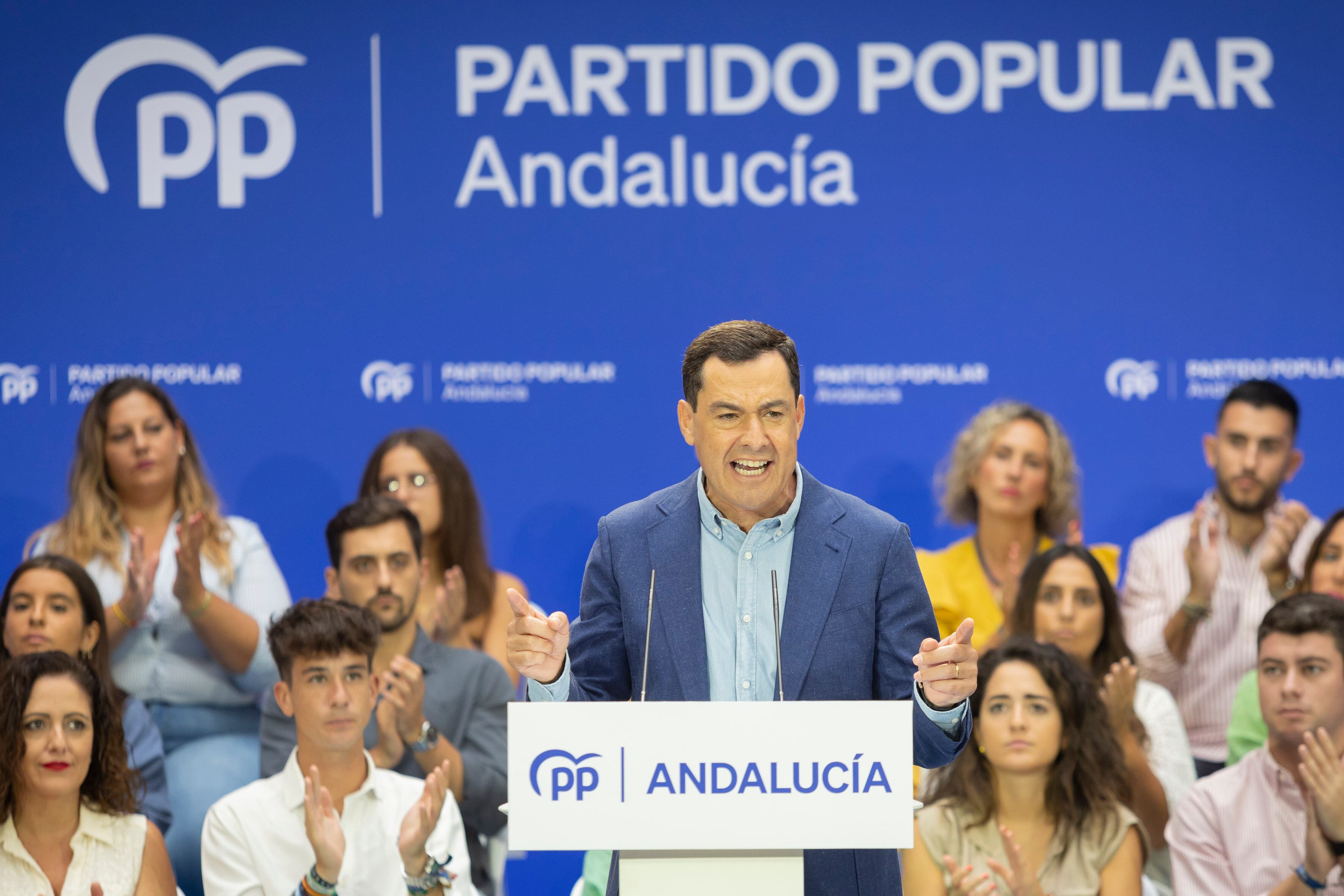 TORREMOLINOS (MÁLAGA) 03/09/2023.- El presidente de la Junta de Andalucía Juanma Moreno (c) participa en el inicio del curso político del PP de Andalucía que se celebra en el palacio de Congresos de Torremolinos este domingo. EFE/ Álvaro Cabrera
