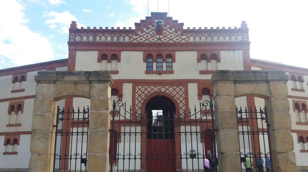 Puerta principal de la plaza de toros del Bibio.
