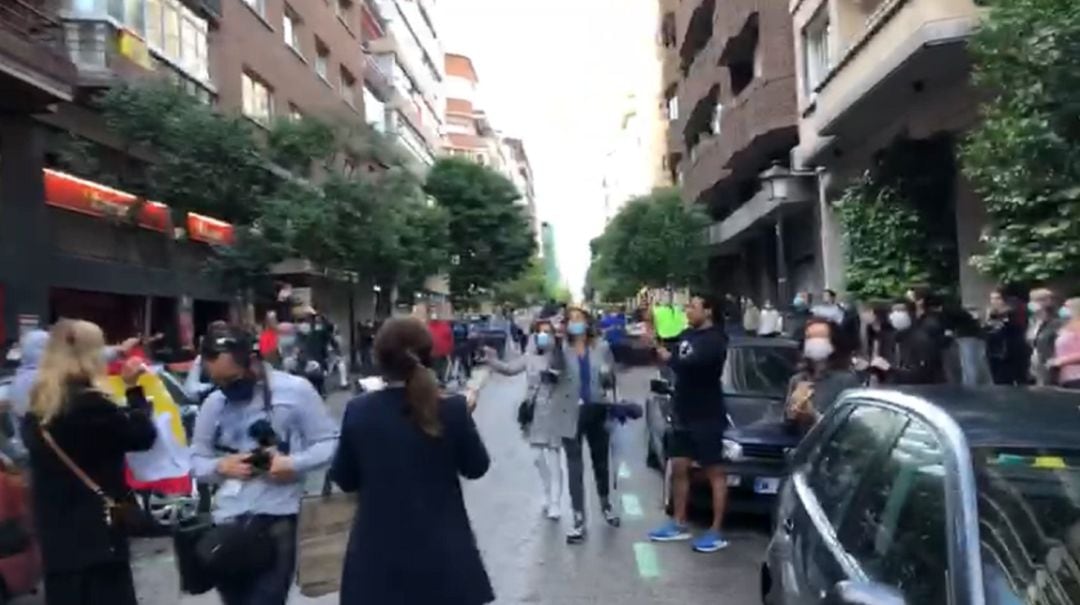 Protestas contra el Gobierno de Pedro Sánchez este lunes en el barrio de Moncloa.