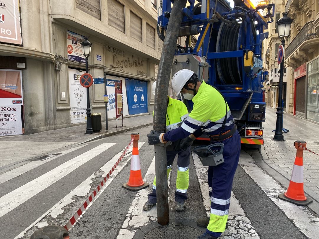 Labores de saneamiento del Ayuntamiento y Aguas de Albacete. 