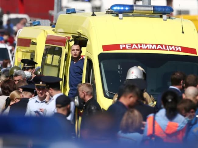 Los servicios médicos atienden los heridos en la escuela 175.