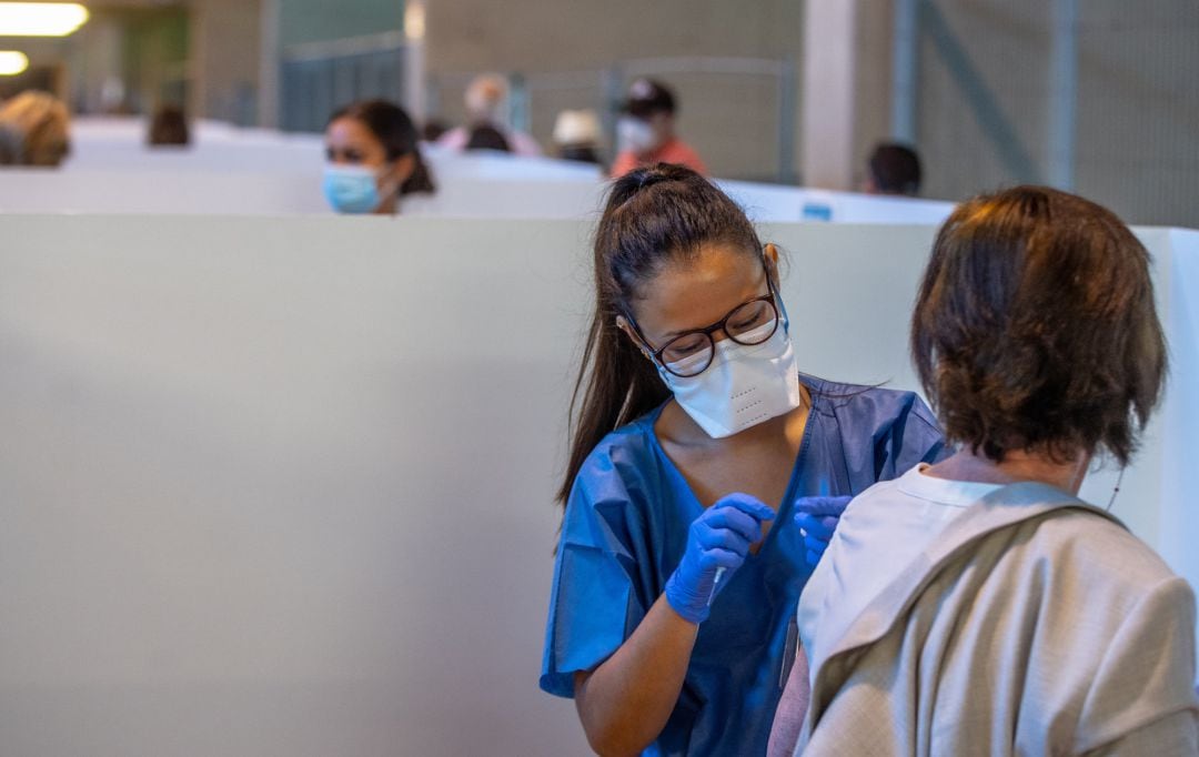 Una persona recibe la primera dosis de la vacuna contra el Covid-19, a 28 de abril de 2021, en el Estadio de la Cartuja, en Sevilla.