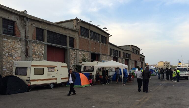Refugiados en las instalaciones del Puerto del Pireo, en Atenas, donde permanecen en torno a 6000 personas