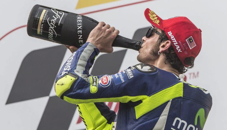 Rossi se bebe su cava tras quedar tercero en Sepang