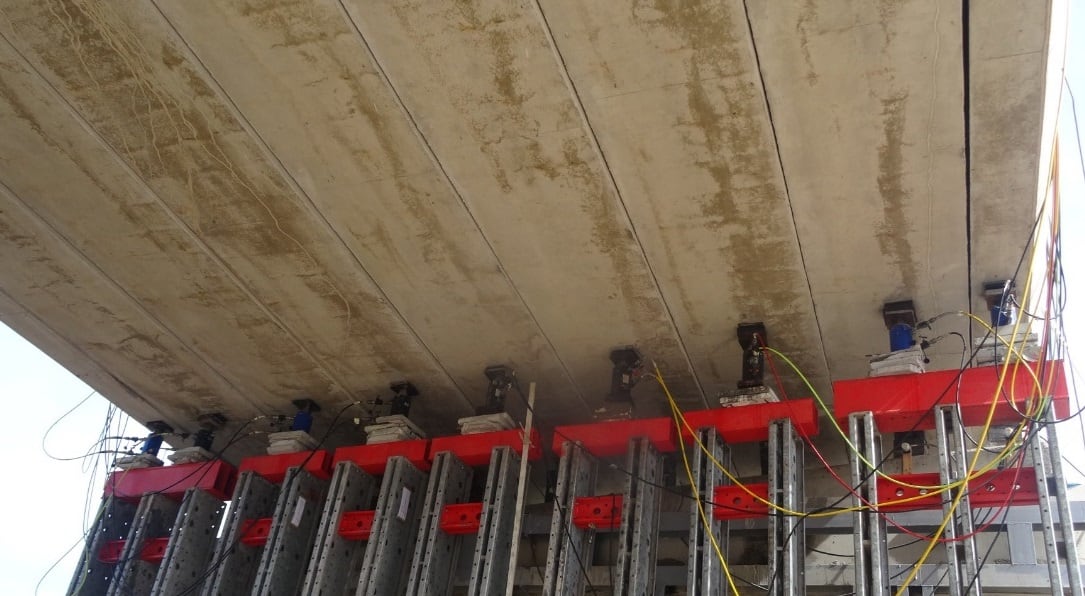 Gatos hidraúlicos elevando el tablero del puente