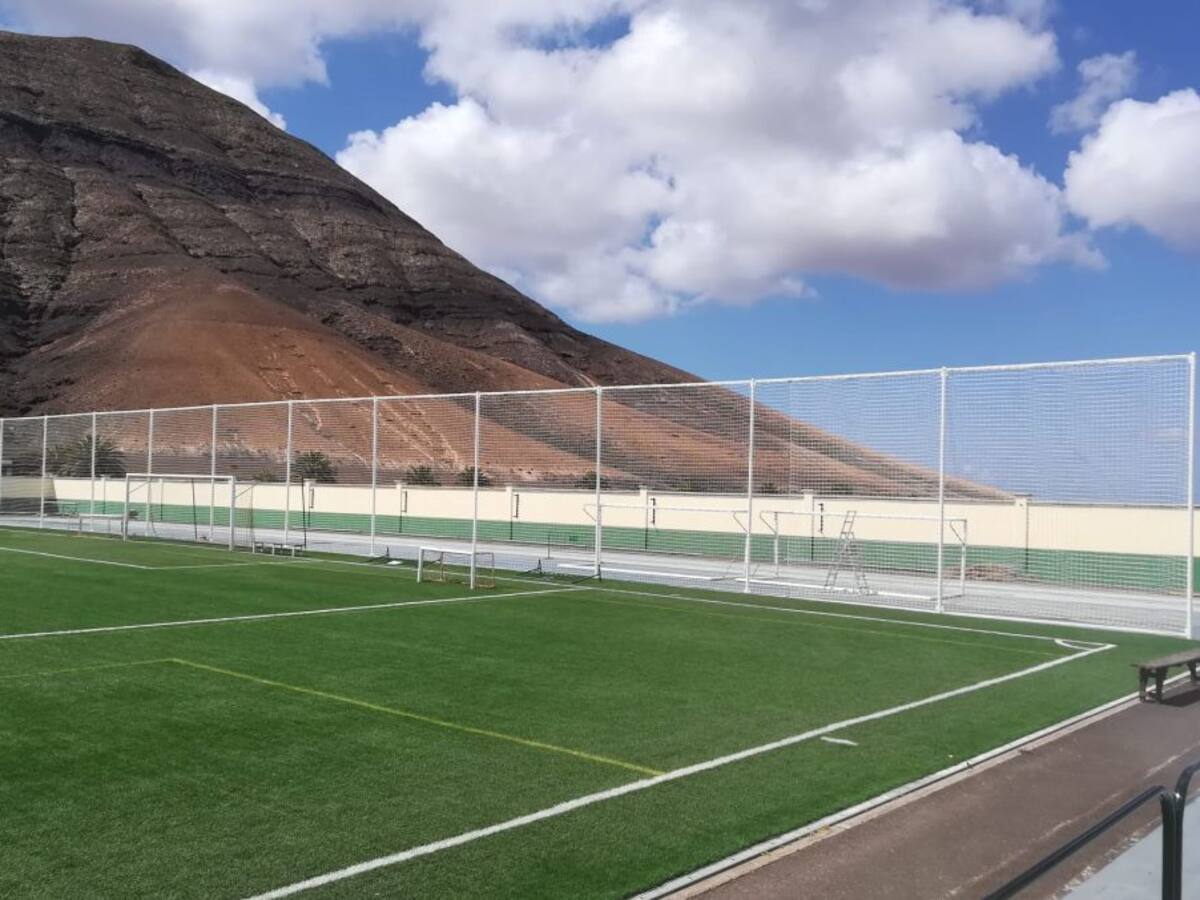 Yaiza renueva el vallado de los fondos del campo de fútbol municipal
