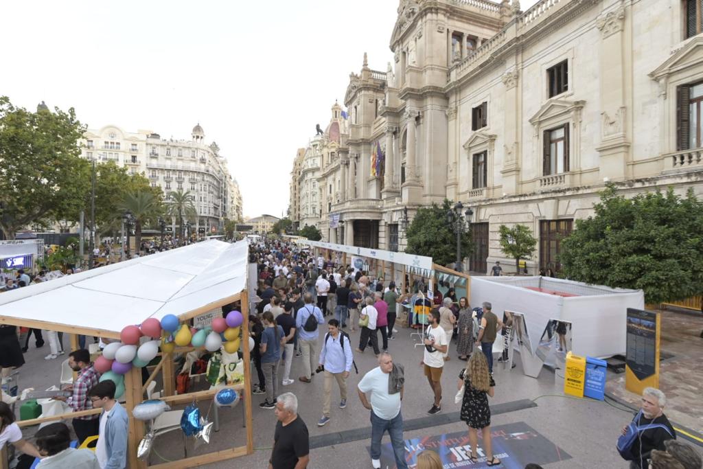 La plaza del Ayuntamiento de València durante el  VLC Startup Market 2022