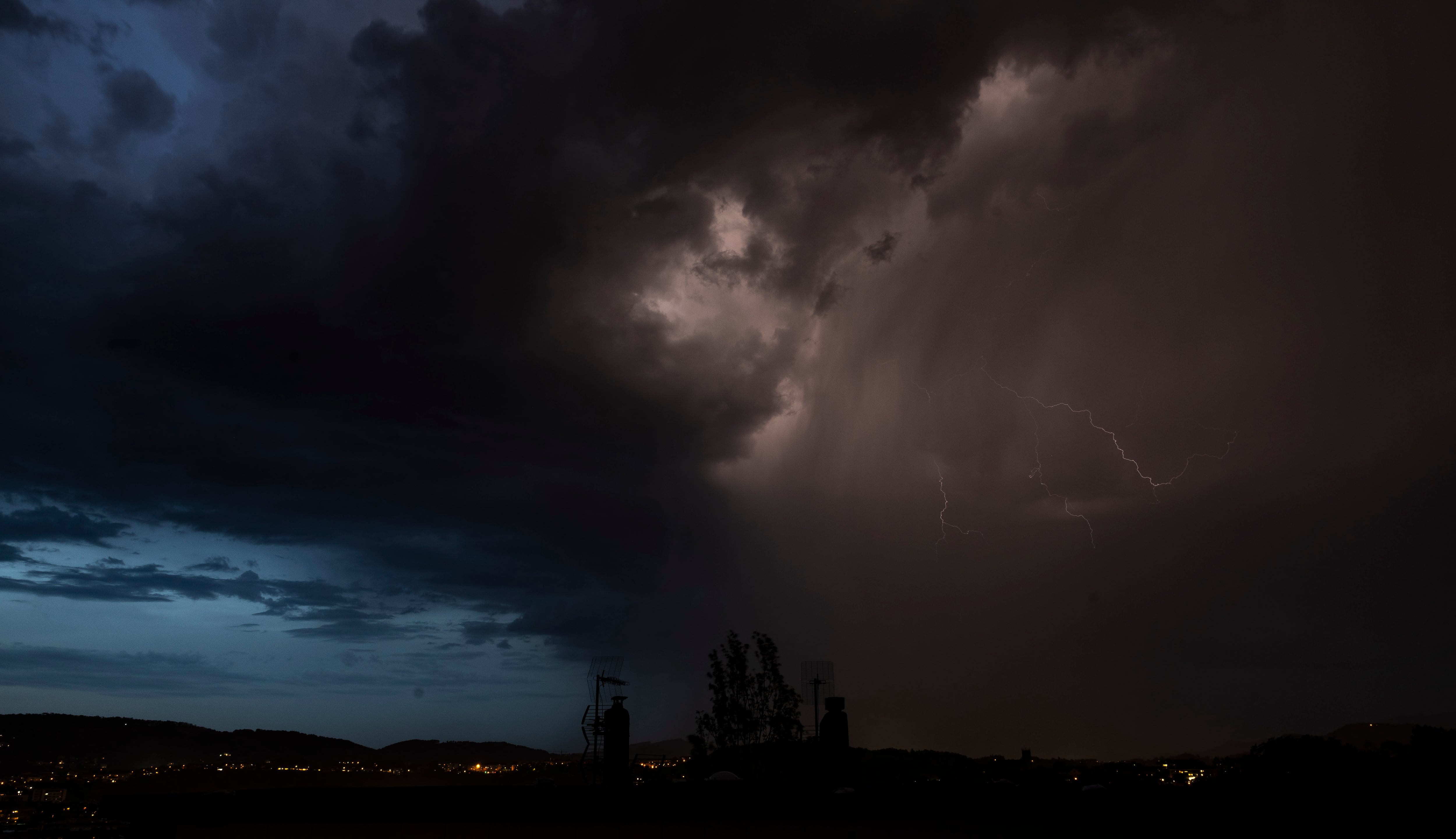 Un rayo cae sobre San Sebastián durante una tormenta tras un caluroso día.