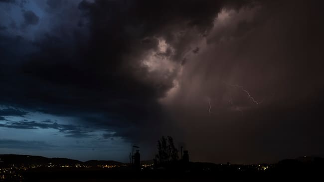 Un rayo cae sobre San Sebastián durante una tormenta tras un caluroso día.