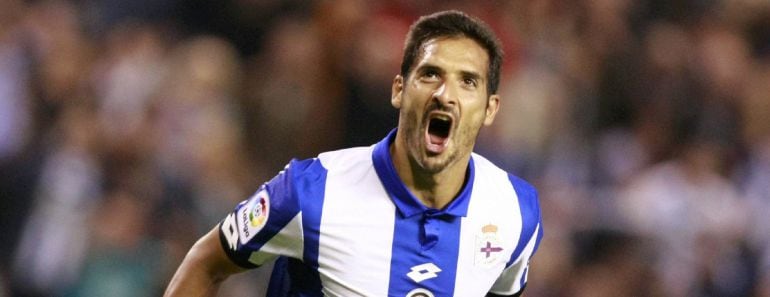 El centrocampista costarricense del Deportivo, Celso Borges, celebra el primer gol de su equipo ante el Sporting.