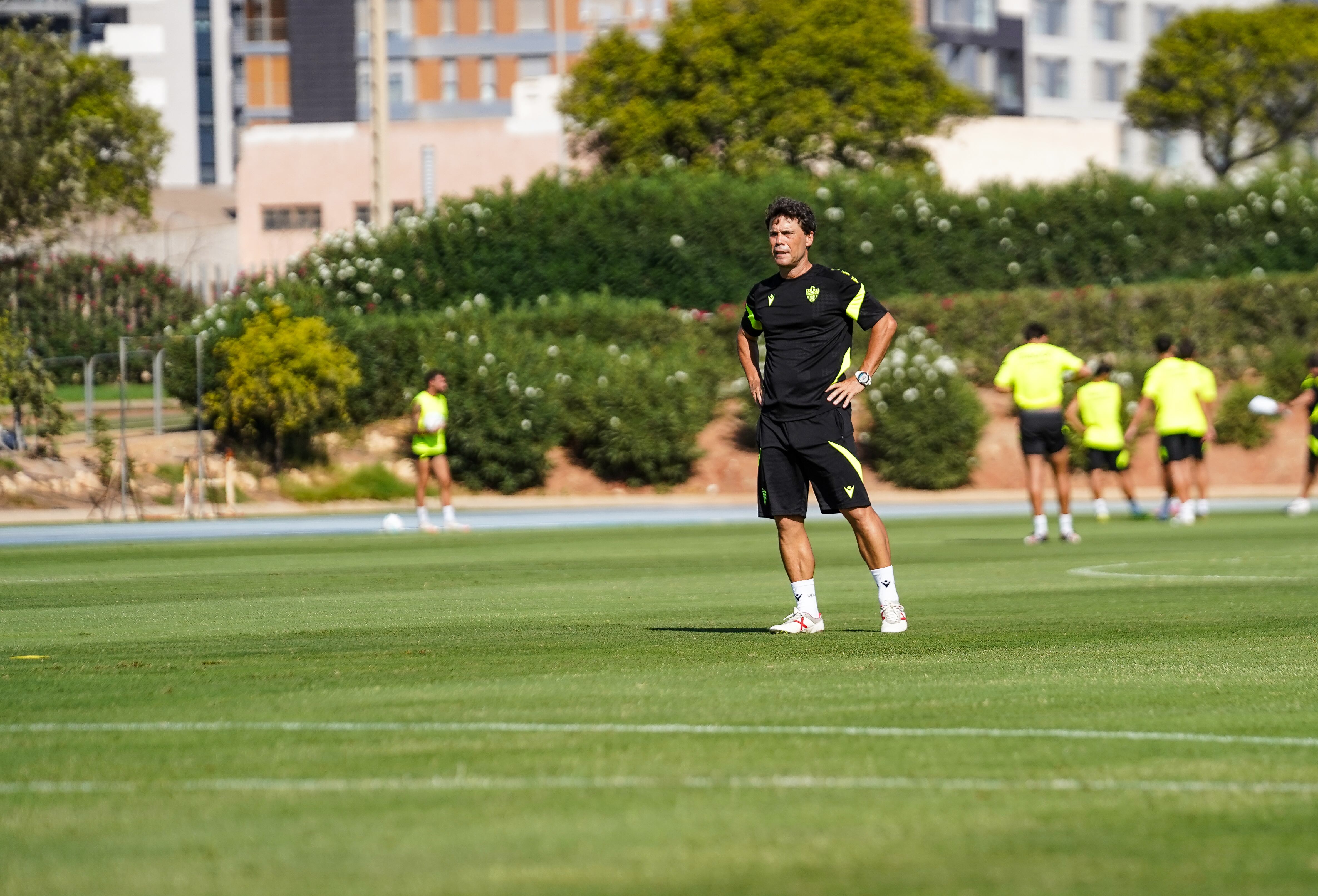 El entrenador del Almería en el campo Anexo del Estadio de los Juegos Mediterráneos.