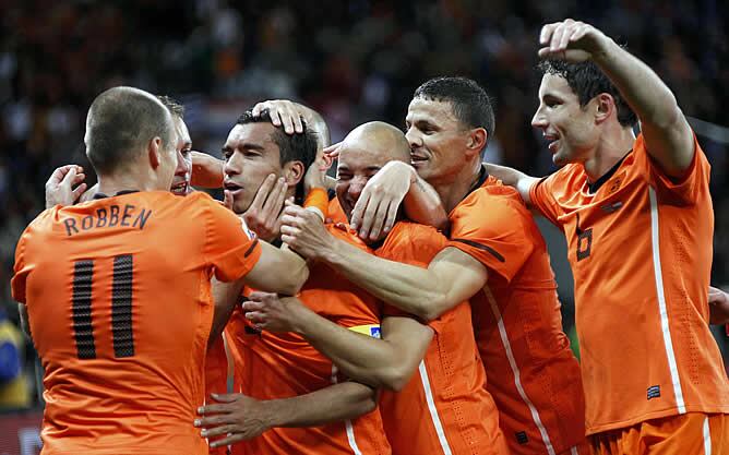 Los holandeses celebran el primer gol marcado por Gio van Bronckhorst