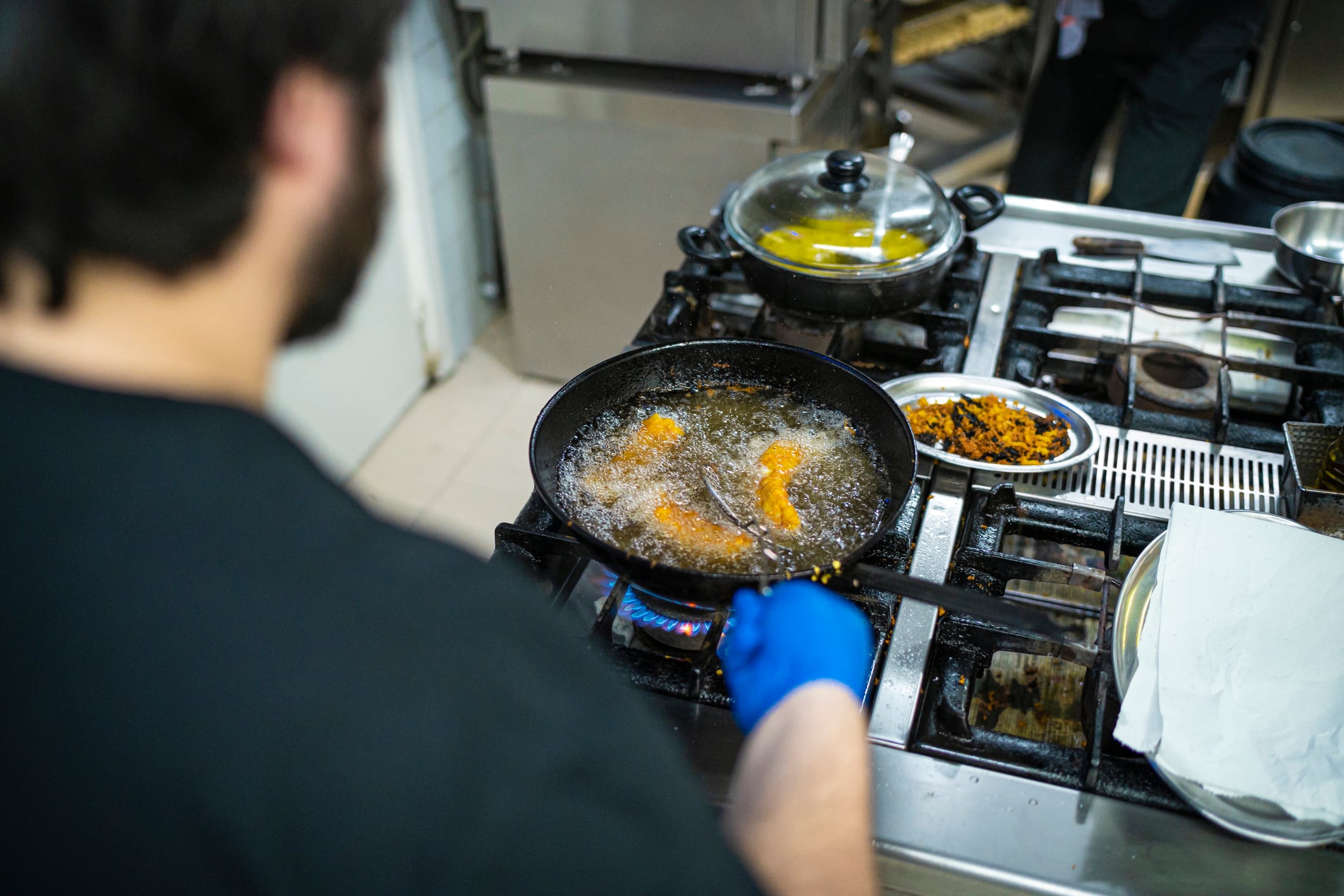 En la cocina de un restaurante de Ermua.