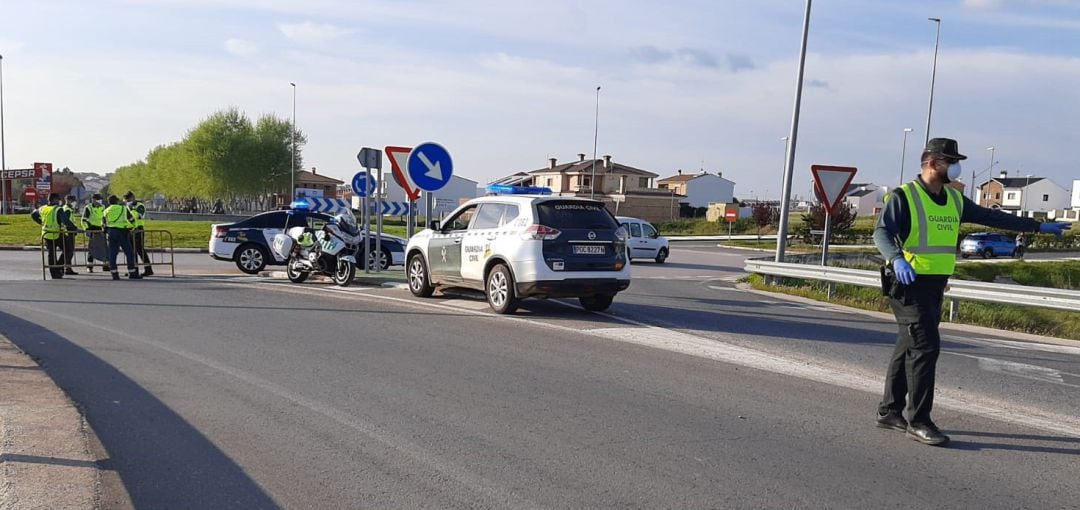 Controles en los accesos a Arroyo de la Luz 
 EUROPA PRESS