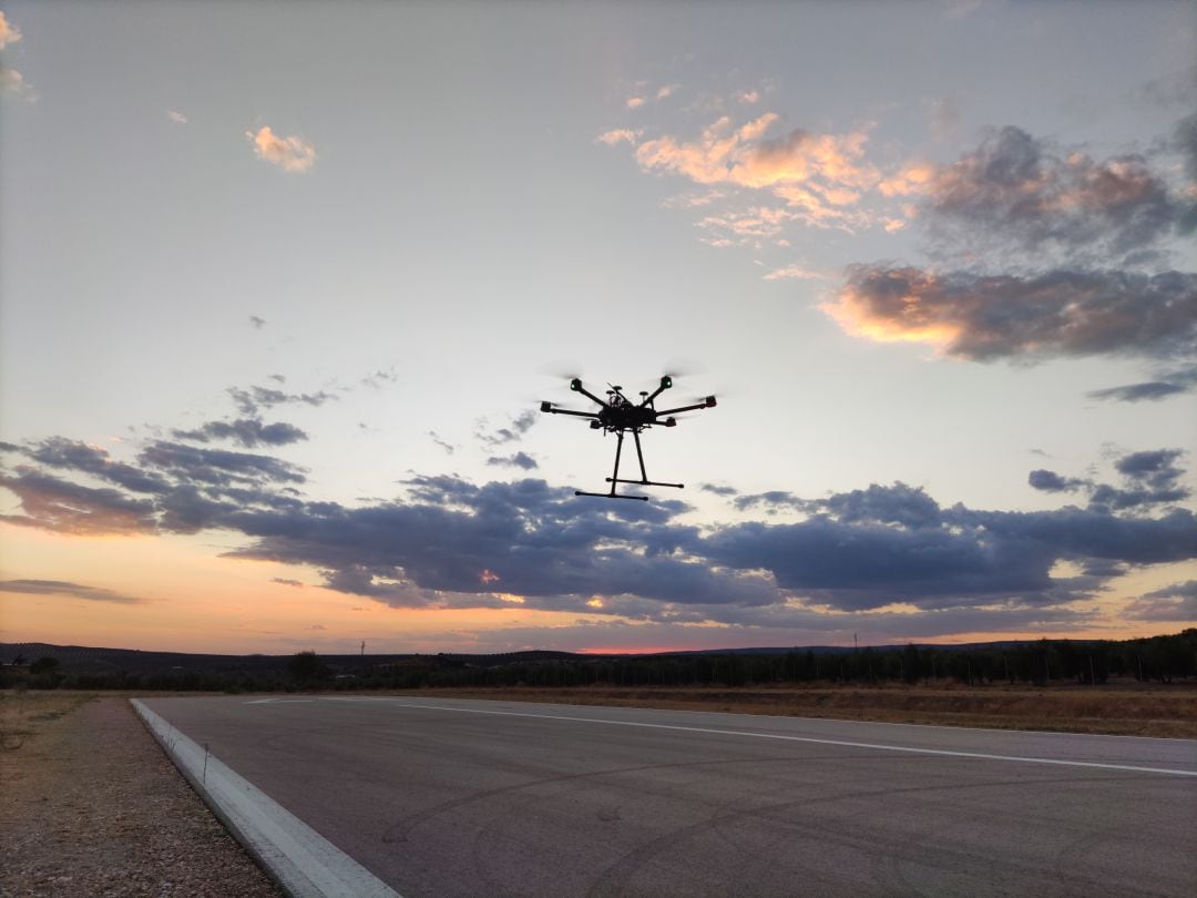 Un dron despegando de las instalaciones de ATLAS en Villacarrillo