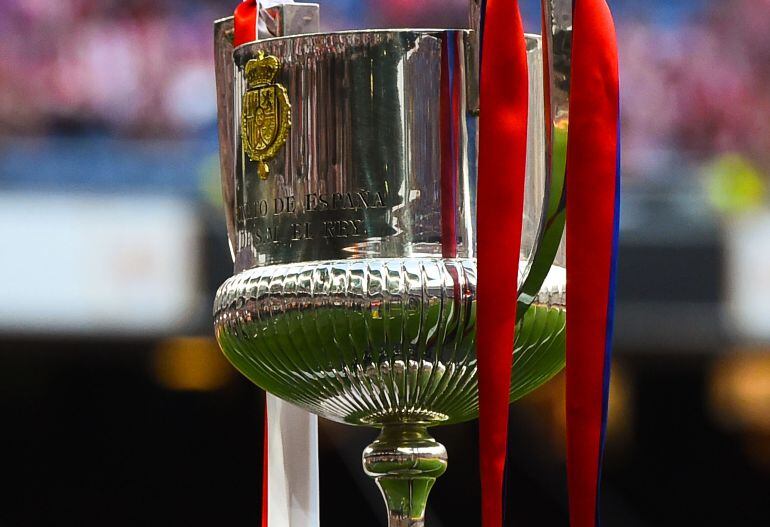 La Copa del Rey antes de la victoria del FC Barcelona en el Camp Nou.